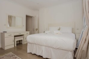 Apartment, 3 Bedrooms | 3 bedrooms, premium bedding, desk, laptop workspace - Stunning & Modern 3Bed House in Victoria (London)