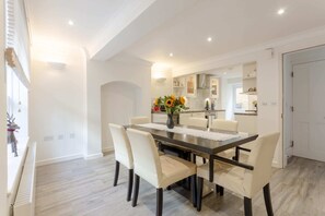 Apartment, 3 Schlafzimmer | Eigene Küche | Kühlschrank, Mikrowelle, Ofen, Herdplatte