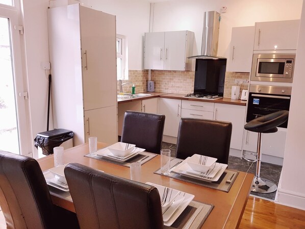 Hus - 3 sovrum | Eget kök | Stort kylskåp, mikrovågsugn, ugn och spishäll