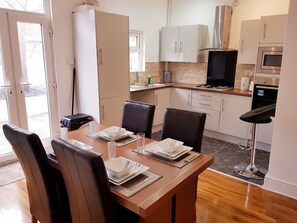 Maison, 3 chambres | Restauration dans la chambre