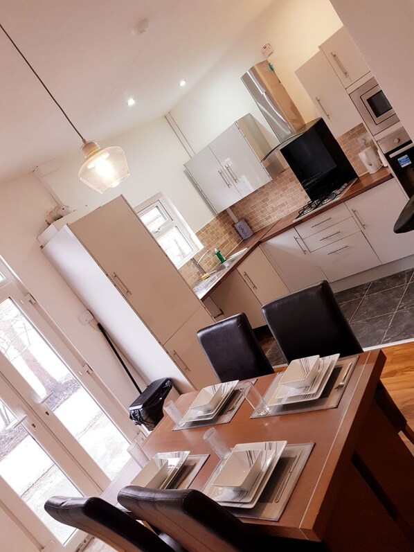 Maison, 3 chambres | Restauration dans la chambre