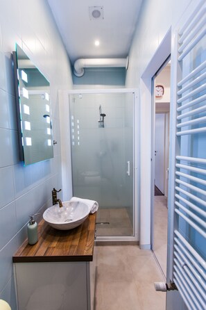 Family Apartment, 2 Bedrooms (with garage) | Bathroom | Shower, free toiletries, hair dryer, towels - Cosy 2 bedroom Apartment (Vienna)