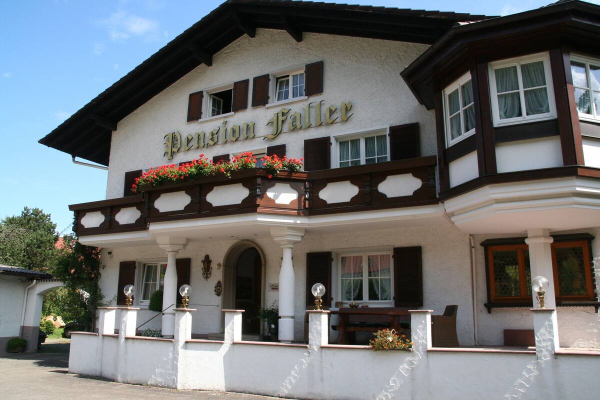 Um edifício tradicional com uma placa indicando