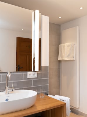 Articles de toilette gratuits, sĂšche-cheveux, serviettes fournies