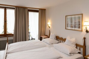Doppelzimmer Standard (Adler) | Bureau, accès au Wi-Fi (inclus), literie fournie