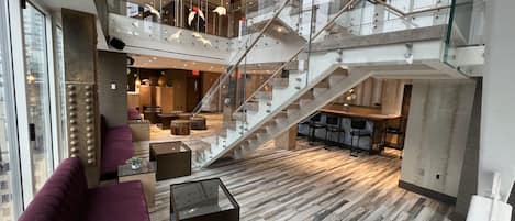 Sert le dîner et l'apéritif