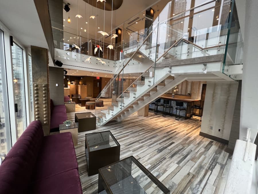 Phục vụ bữa tối và happy hour