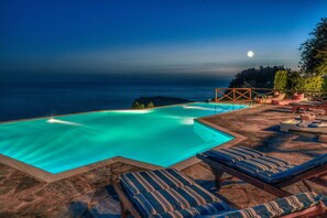 Outdoor pool, pool umbrellas, sun loungers - Etoile De Mer Villa (Andros)