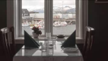 Serveert ontbijt, lunch, diner, lokale gerechten