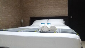 Suite Business, 1 cama de matrimonio, baño privado, junto a la piscina | 1 dormitorio, cortinas opacas, ropa de cama