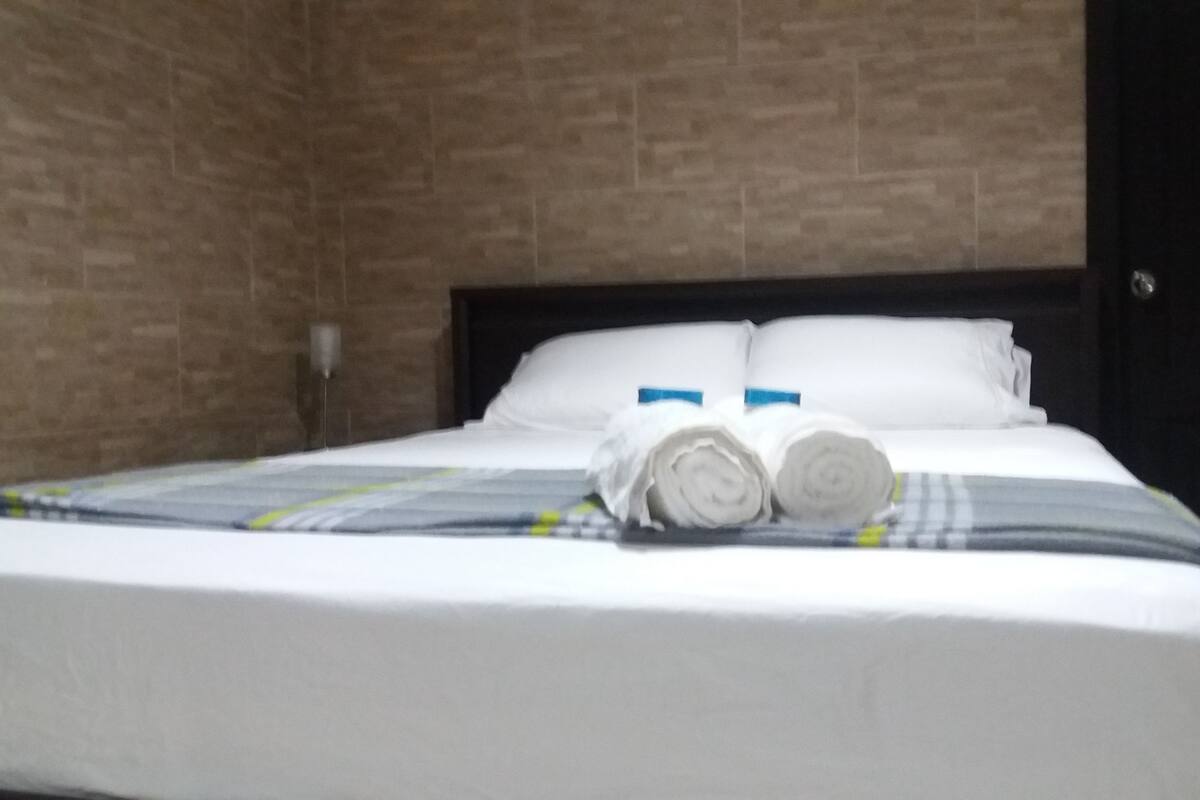 Business Suite, 1 Queen Bed, Ensuite, Poolside | 1 bedroom, blackout curtains, bed sheets