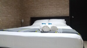 商务套房, 1 张大床, 独立浴室, 池畔 | 1 多间卧室、遮光窗帘、床单