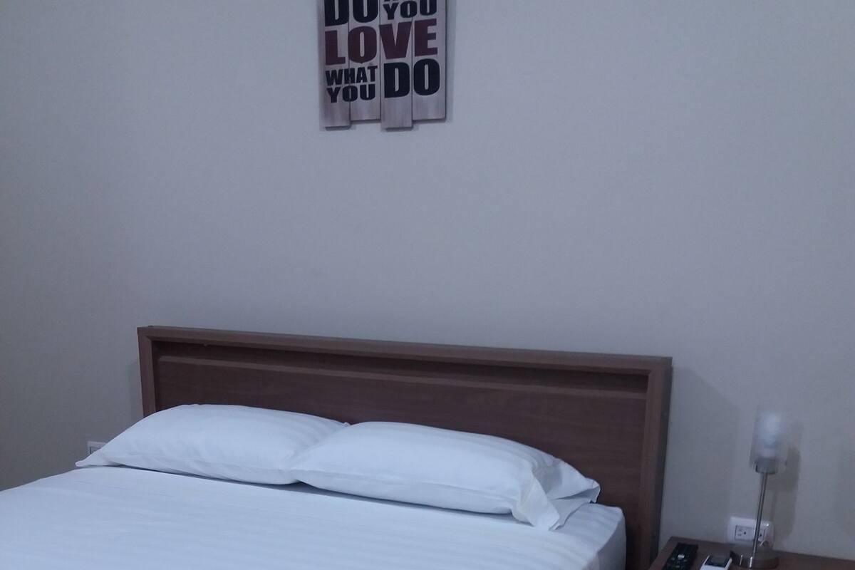 Deluxe Suite, 1 Queen Bed, Ensuite, Ground Floor | 1 bedroom, blackout curtains, bed sheets