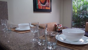 Suite Deluxe, 1 cama de matrimonio, baño privado, planta baja | Sala de estar | Una televisión de pantalla plana