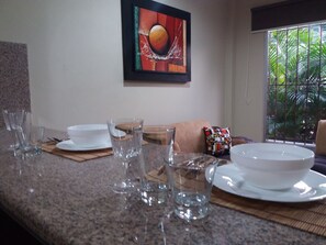 华丽套房, 1 张大床, 独立浴室, 一层 | 客厅 | 平板电视