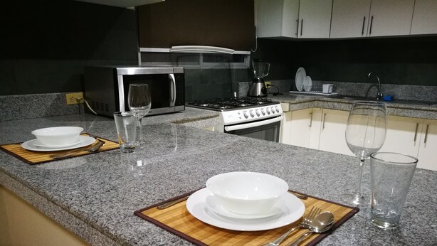 Suite ejecutiva, 1 cama de matrimonio, balcón, en una planta alta | Servicio de comidas en la habitación