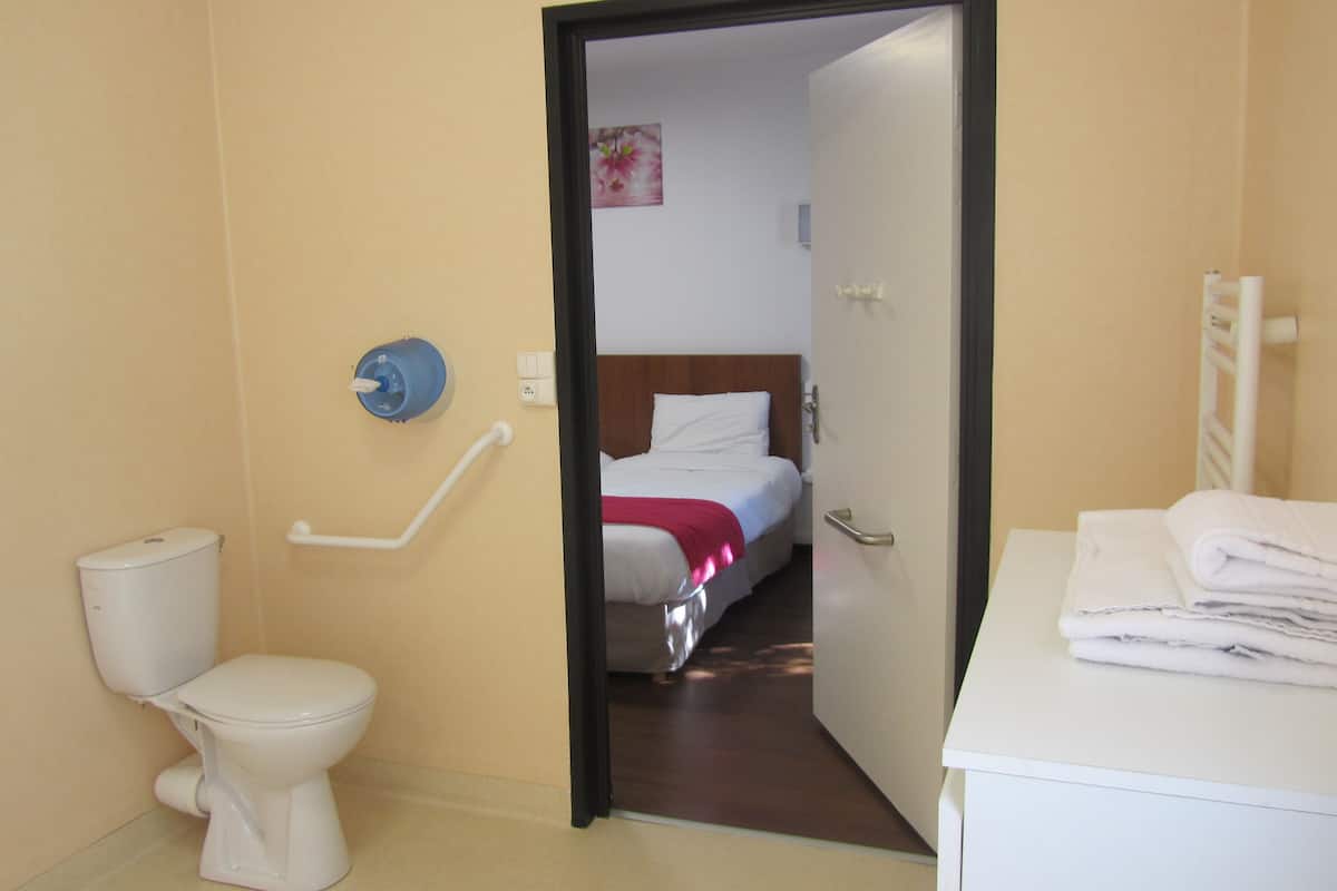 comfort double or twin room, 1 queen bed, accessible | bathroom amenities | bathtub, free toiletries, hair dryer, towels