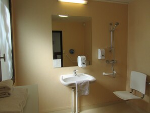 Bathroom shower - Hôtel Le Saint-Joseph (Saint-Éloy-les-Mines)