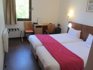 Comfort-Zweibettzimmer, 2 Einzelbetten, Badewanne | Zimmersafe, Schreibtisch, kostenlose Babybetten, kostenloses WLAN