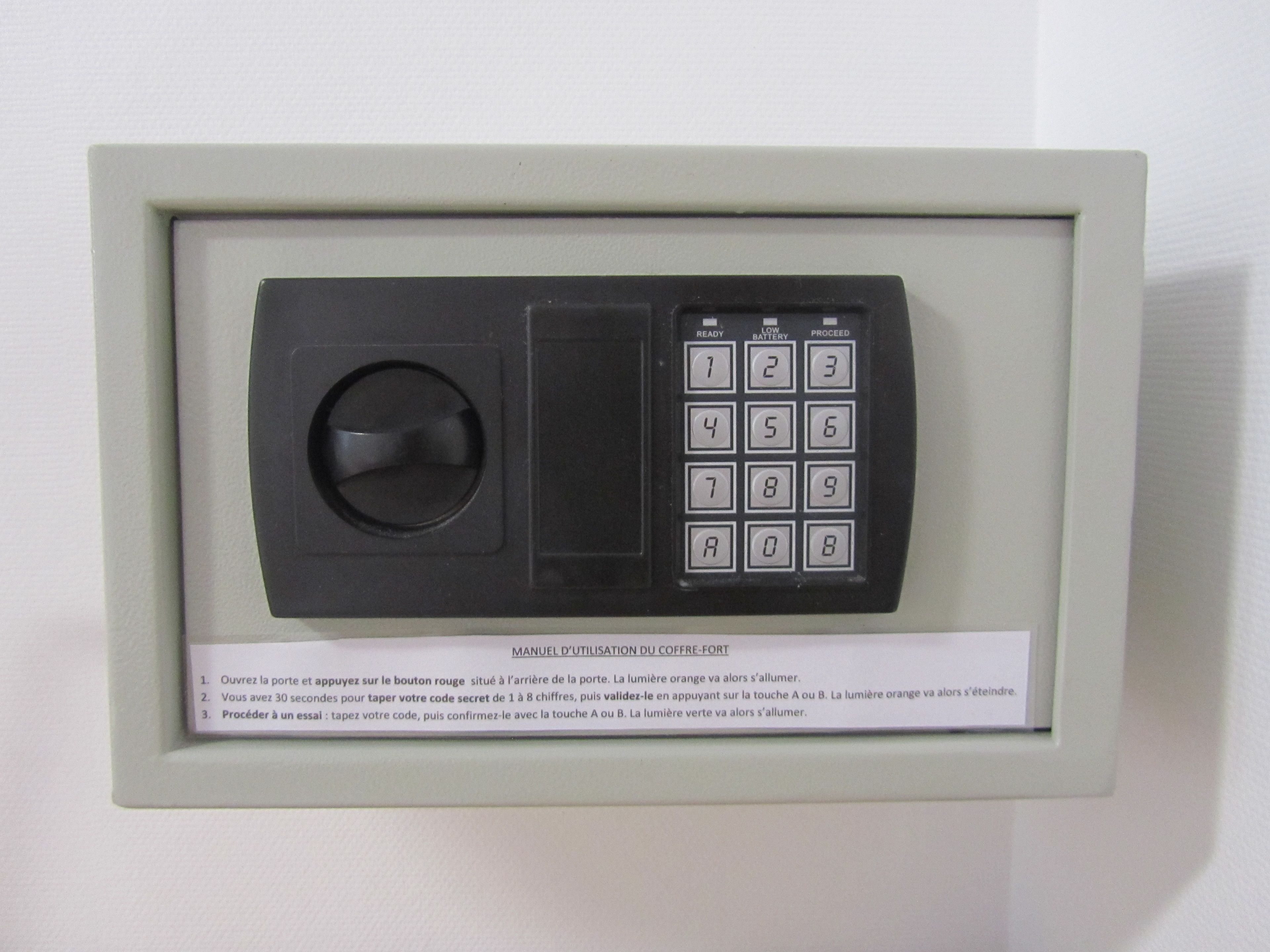 Un teclado con instrucciones de uso, que incluye un botón rojo y un dial.