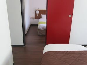 Family Quadruple Room, 2 Bedrooms, Bathtub