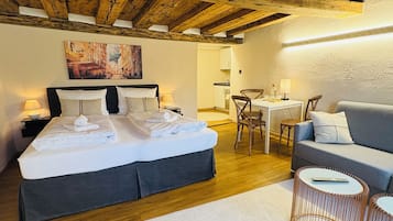 Monolocale Superior, 1 letto king con divano letto, non fumatori, vista città | Area soggiorno | TV a schermo piatto