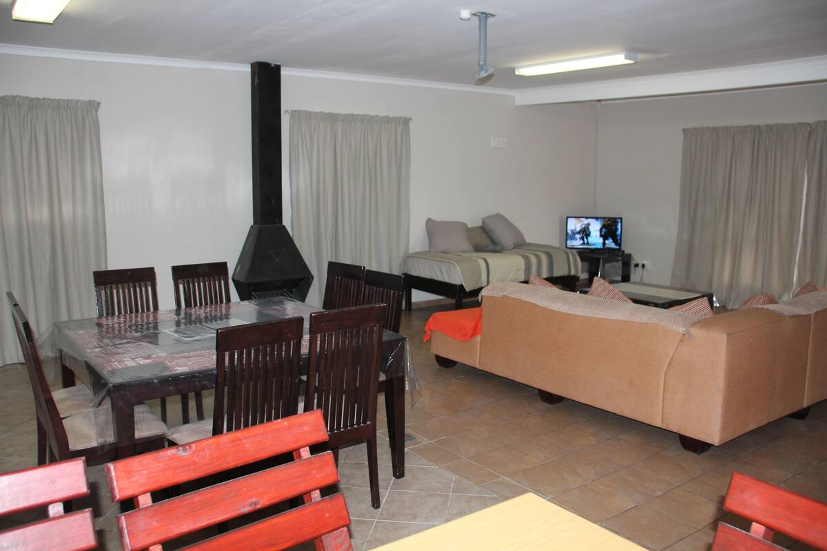 Comfort House, 2 Bedrooms | Katil Select Comfort, meja, ruang kerja komputer riba, Wi-fi percuma 
