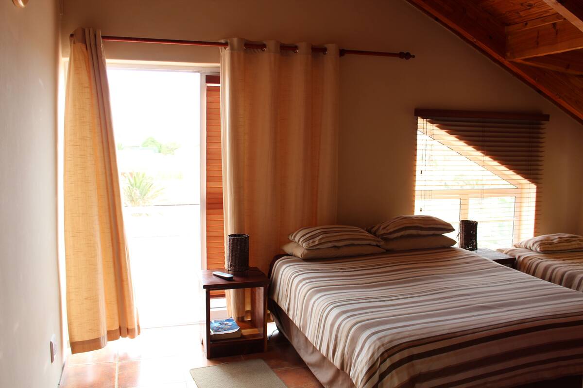Comfort Loft, 2 Bedrooms | Katil Select Comfort, meja, ruang kerja komputer riba, Wi-fi percuma 