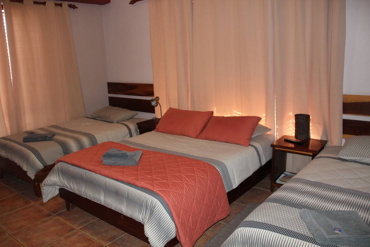 Family Room, 2 Bedrooms | Katil Select Comfort, meja, ruang kerja komputer riba, Wi-fi percuma 