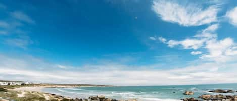 Una spiaggia nelle vicinanze