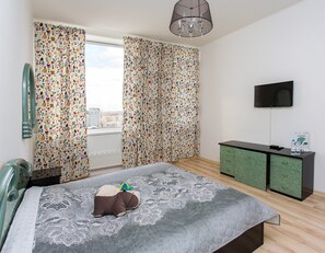 Appartamento Standard | Biancheria da letto di alta qualità, una scrivania, ferro/asse da stiro