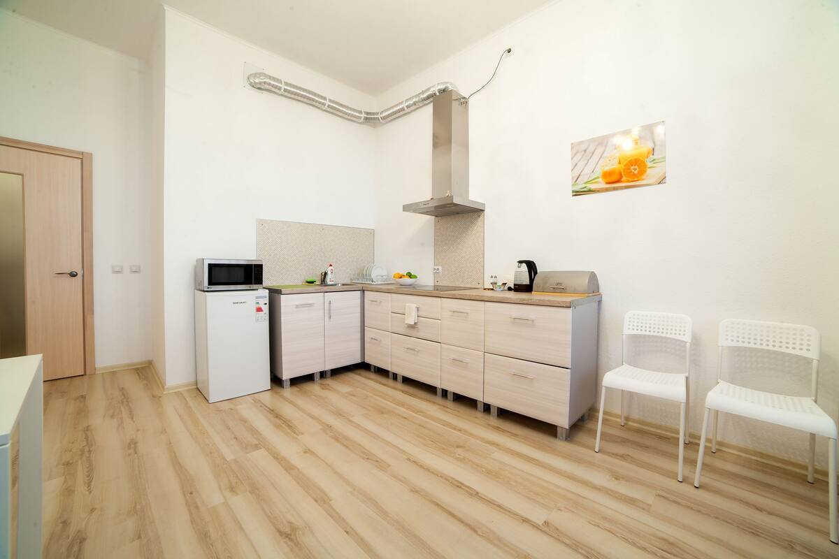 Appartamento Superior | Cucina privata | Frigorifero con congelatore, microonde, piano cottura