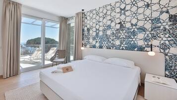 Panoramic Suite | Minibar, in-room safe, desk, free WiFi