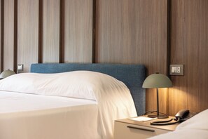 Phòng 3 | Minibar, két bảo mật tại phòng, bàn 