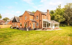 Front of property - Bournes Farmhouse (Henley-on-Thames)
