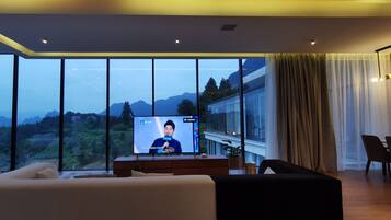 Spacious Suite(270°) | Premium bedding, down comforters, pillowtop beds, individually decorated