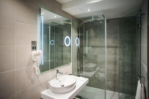 Regadera, amenidades de baño gratuitas, batas, pantuflas 