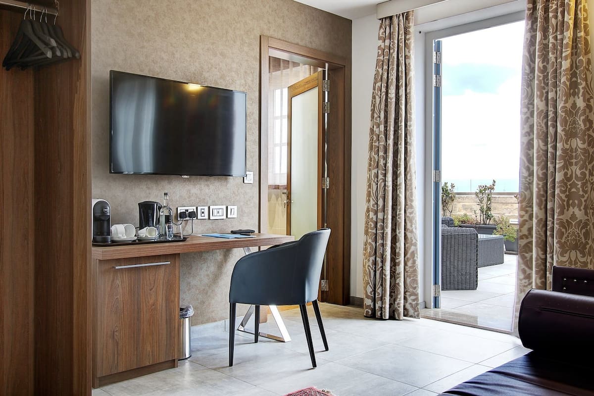 Suite - terrasse | 1 soveværelse, minibar, pengeskab på værelset, skrivebord