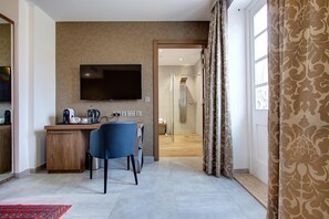 Minibar, két bảo mật tại phòng, bàn, bàn ủi/dụng cụ ủi quần áo 