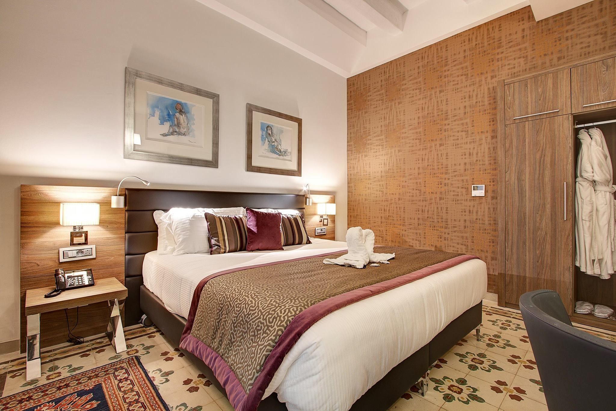 double room | minibar, in-room safe, desk, iron/ironing board