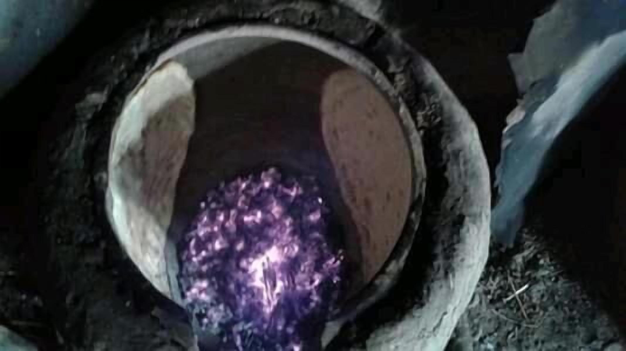 Eine runde Struktur mit einem leuchtenden violetten Objekt in der Mitte.