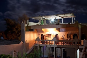 Façade de l’hébergement - soirée/nuit