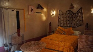 Familien-Suite | Schreibtisch, Zustellbetten, kostenloses WLAN, Bettwäsche