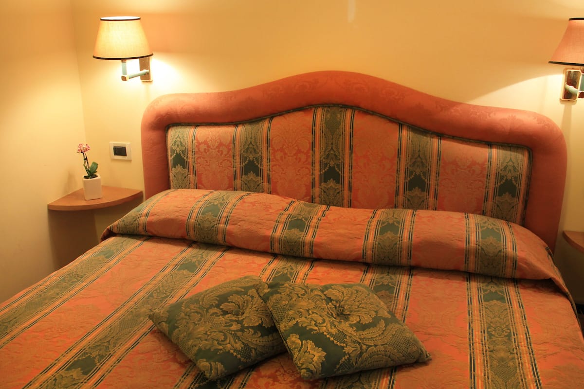 In-room safe, desk, free WiFi