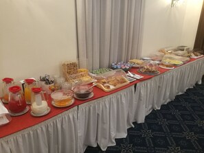 Petit déjeuner buffet servi tous les jours en supplément