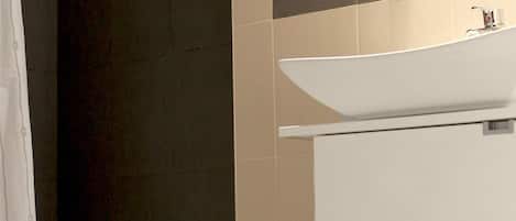 Un baño moderno con bañera, ducha y lavabo.