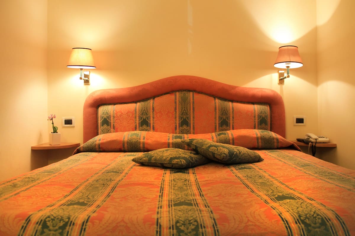 In-room safe, desk, free WiFi