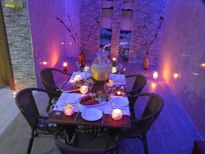 供應早餐、午餐和晚餐，土耳其料理