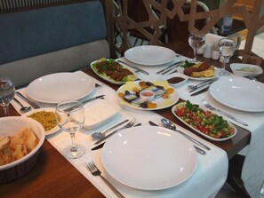 Breakfast, lunch and dinner served - Cinarpark Hotel (Korfez)