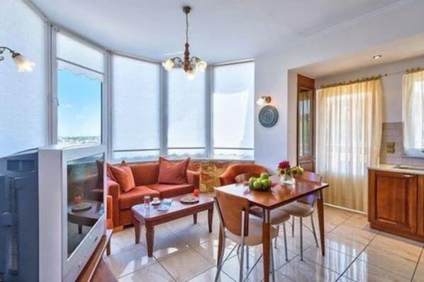 Panoramic Apartment, 2 Bedrooms, Smoking, Sea View | Living area